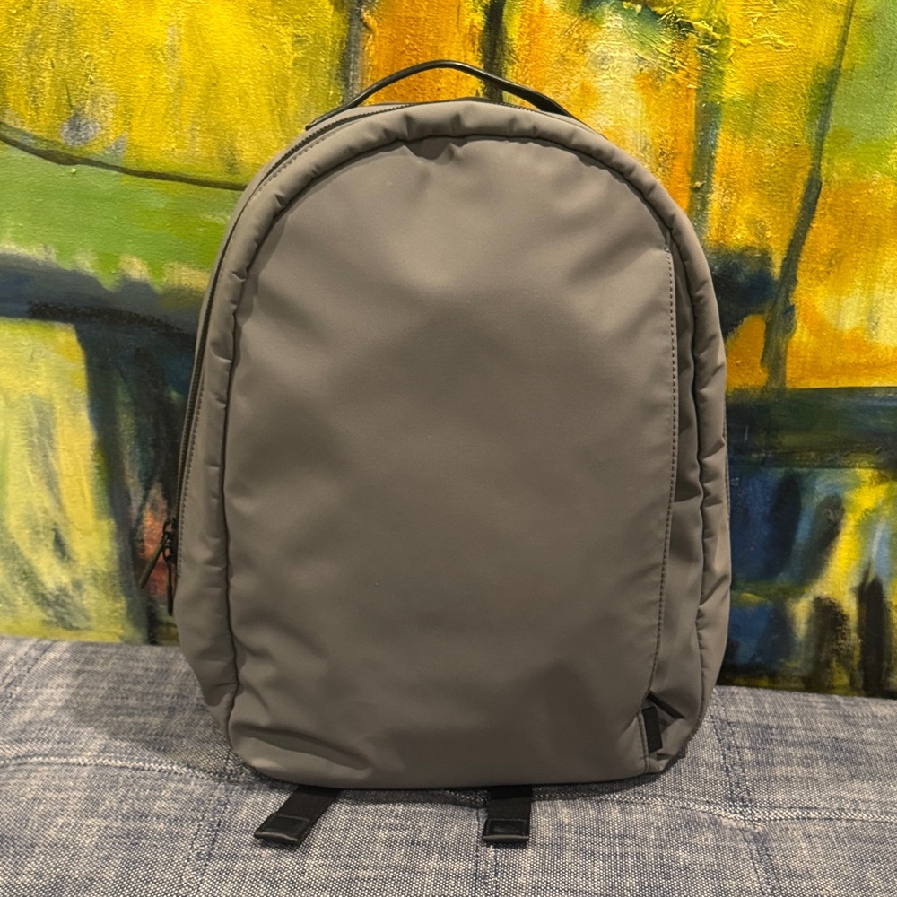 Away THE DAYPACK MINIMALIST LAPTOP TRAVEL COMMUTE BACKPACK in gray NWOT